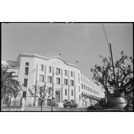 Oran. Grève générale à l'appel de l'Organisation armée secrète (OAS). Des patrouilles devant le lycée Ardaillon.