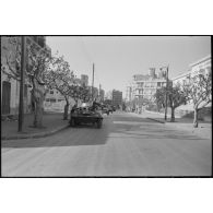 Oran. Grève générale à l'appel de l'Organisation armée secrète (OAS). Des patrouilles dans une rue.