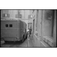 Oran. Grève générale à l'appel de l'Organisation armée secrète (OAS). Une patrouille dans une rue.
