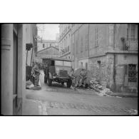Oran. Grève générale à l'appel de l'Organisation armée secrète (OAS). Une patrouille dans une rue.