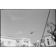 Oran. Grève générale à l'appel de l'Organisation armée secrète (OAS). Un hélicoptère de transport Alouette survole la ville.