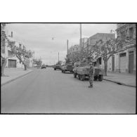 Oran. Grève générale à l'appel de l'Organisation armée secrète (OAS). Une patrouille dans une rue.