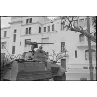 Oran. Grève générale à l'appel de l'Organisation armée secrète (OAS). Une patrouille dans une rue.