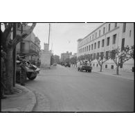 Oran. Grève générale à l'appel de l'Organisation armée secrète (OAS). Une patrouille dans une rue.