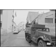 Oran. Grève générale à l'appel de l'Organisation armée secrète (OAS). Une patrouille dans une rue.