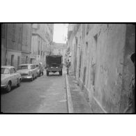 Oran. Grève générale à l'appel de l'Organisation armée secrète (OAS). Une patrouille dans une rue.