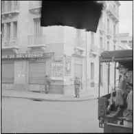 Oran. Grève générale à l'appel de l'Organisation armée secrète (OAS). Une patrouille dans une rue.