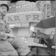 Oran. Grève générale à l'appel de l'Organisation armée secrète (OAS). Une patrouille dans une rue.