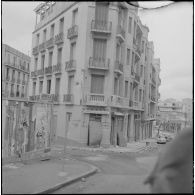 Oran. Grève générale à l'appel de l'Organisation armée secrète (OAS). La devanture d'un marchand de chaussures abimée, avec des débris dans la rue.