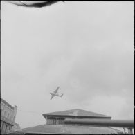 Oran. Grève générale à l'appel de l'Organisation armée secrète (OAS). Un avion de transport nord-2501 Noratlas survole la ville.