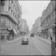 Oran. Grève générale à l'appel de l'Organisation armée secrète (OAS). Une patrouille dans une rue.