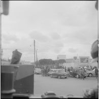 Oran. Grève générale à l'appel de l'Organisation armée secrète (OAS). Une patrouille dans une rue devant de nombreuses voitures et une foule.