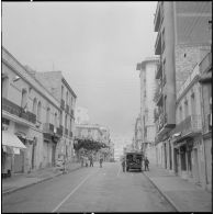 Oran. Grève générale à l'appel de l'Organisation armée secrète (OAS). Une patrouille dans une rue.