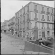 Oran. Grève générale à l'appel de l'Organisation armée secrète (OAS). Une patrouille dans une rue contrôle des civils.