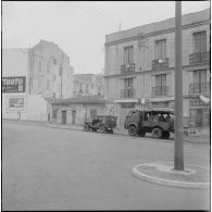 Oran. Grève générale à l'appel de l'Organisation armée secrète (OAS). Une patrouille dans une rue.