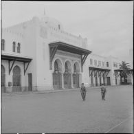 Oran. Grève générale à l'appel de l'Organisation armée secrète (OAS). Une patrouille devant la gare.