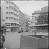 Oran. Grève générale à l'appel de l'Organisation armée secrète (OAS). Des patrouilles dans des rues.