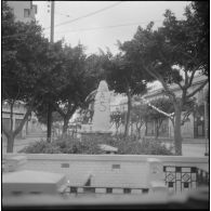 Oran. Grève générale à l'appel de l'Organisation armée secrète (OAS). Une inscription "OAS" écrit sur une pierre, au milieu d'une place déserte.