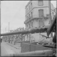 Oran. Grève générale à l'appel de l'Organisation armée secrète (OAS). Une patrouille dans une rue.