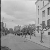 Oran. Grève générale à l'appel de l'Organisation armée secrète (OAS). Des patrouilles dans des rues.