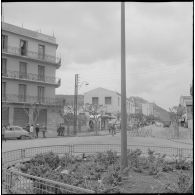Oran. Grève générale à l'appel de l'Organisation armée secrète (OAS). Des barricades dans une rue.