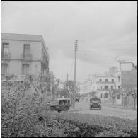 Oran. Grève générale à l'appel de l'Organisation armée secrète (OAS). Des patrouilles dans une rue.