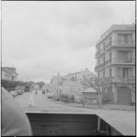 Oran. Grève générale à l'appel de l'Organisation armée secrète (OAS). Une patrouille dans une rue.