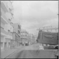 Oran. Grève générale à l'appel de l'Organisation armée secrète (OAS). Une patrouille dans une rue.