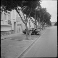 Oran. Grève générale à l'appel de l'Organisation armée secrète (OAS). Une carcasse de voiture dans une rue.