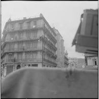 Oran. Grève générale à l'appel de l'Organisation armée secrète (OAS). Des drapeaux français sont accrochés à certains balcons d'un immeuble.