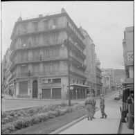 Oran. Grève générale à l'appel de l'Organisation armée secrète (OAS). Des drapeaux français sont accrochés à certains balcons d'un immeuble.