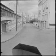 Oran. Grève générale à l'appel de l'Organisation armée secrète (OAS). Une patrouille dans une rue.