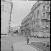 Oran. Grève générale à l'appel de l'Organisation armée secrète (OAS). Une patrouille dans une rue.