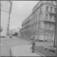 Oran. Grève générale à l'appel de l'Organisation armée secrète (OAS). Une patrouille dans une rue.