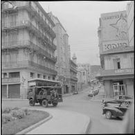 Oran. Grève générale à l'appel de l'Organisation armée secrète (OAS). Une patrouille dans une rue.