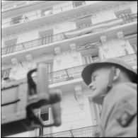 Oran. Grève générale à l'appel de l'Organisation armée secrète (OAS). Des drapeaux français sont accrochés à certains balcons d'un immeuble.