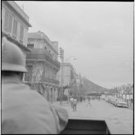 Oran. Grève générale à l'appel de l'Organisation armée secrète (OAS). Une patrouille dans une rue.