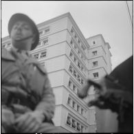 Oran. Grève générale à l'appel de l'Organisation armée secrète (OAS). Une patrouille dans une rue.