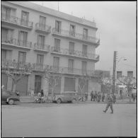 Oran. Grève générale à l'appel de l'Organisation armée secrète (OAS). Une patrouille dans une rue.