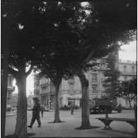 Oran. Grève générale à l'appel de l'Organisation armée secrète (OAS). Une patrouille dans une rue.