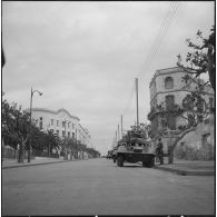 Oran. Grève générale à l'appel de l'Organisation armée secrète (OAS). Une patrouille dans une rue.