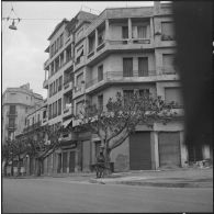 Oran. Grève générale à l'appel de l'Organisation armée secrète (OAS). Une patrouille dans une rue.