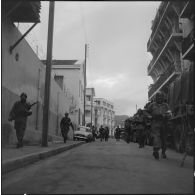 Oran. Grève générale à l'appel de l'Organisation armée secrète (OAS). Des patrouilles dans une rue.