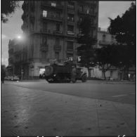 Oran. Grève générale à l'appel de l'Organisation armée secrète (OAS). Une patrouille dans une rue.