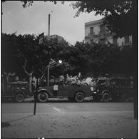 Oran. Grève générale à l'appel de l'Organisation armée secrète (OAS). Une patrouille dans une rue.