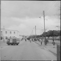 Oran. Grève générale à l'appel de l'Organisation armée secrète (OAS). Des patrouilles dans une rue.