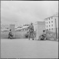 Alger. L'armée boucle le quartier de Bab el Oued. Les parachustistes prêts à tirer.