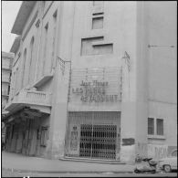 Alger. L'armée boucle le quartier de Bab el Oued. Devanture d'un cinéma.