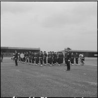 La Reghaïa. Cérémonie militaire pour l'arrivée de Christian Fouchet. La musique.