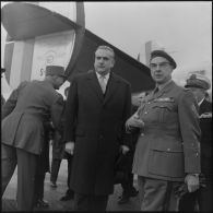 La Reghaïa. Christian Fouchet s'entretient avec le général Ailleret.